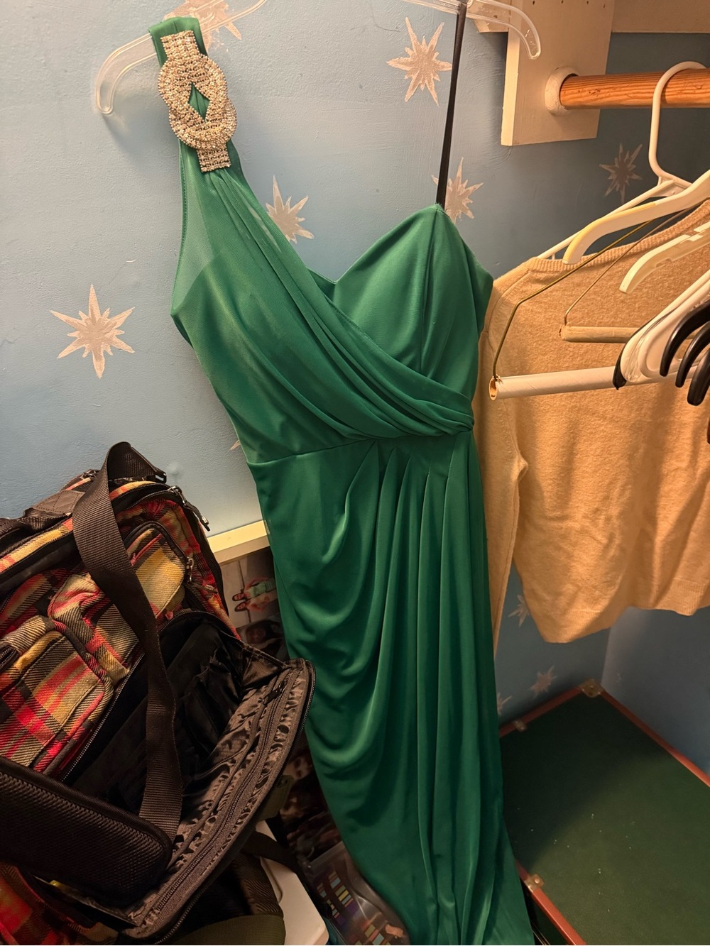 One-Shoulder Emerald Evening Gown with Rhinestone Accent